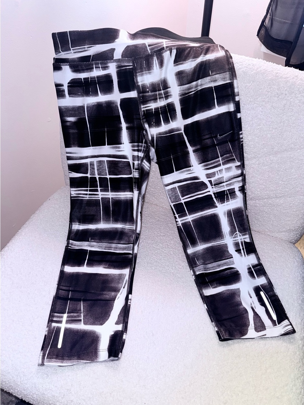 NWT Nike dry fit crop Capri leggings Small black and white design